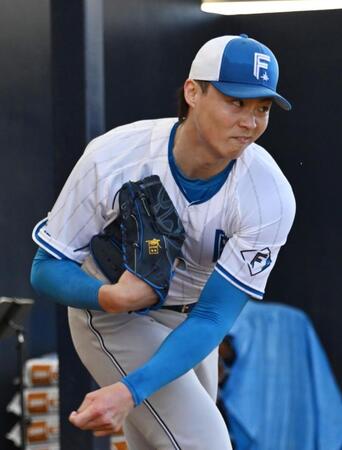 ブルペンで投球練習する山崎