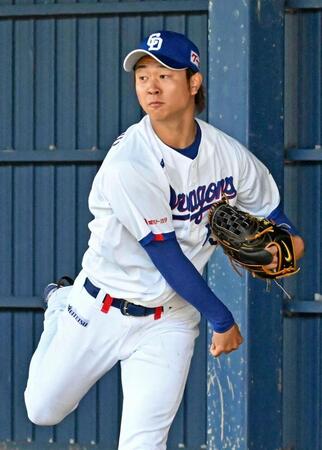 ブルペンで投球練習する高橋宏