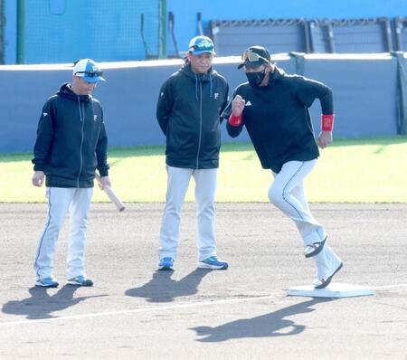 三塁で走塁を実演する新庄監督（右）＝撮影・西岡正