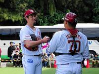 　今キャンプ２度目のブルペン入りを終えた楽天・前田健（左）は受けた石原と言葉を交わす