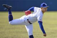 　キャッチボールする中日・根尾＝読谷