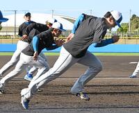 練習に取り組む野村（手前）