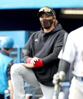 打撃練習を見守る日新庄監督（撮影・西岡正）