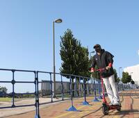 青空の下、電動キックボードで球場入りする新庄監督（撮影・西岡正）