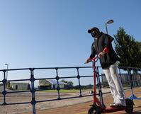 青空の下、電動キックボードで球場入りする新庄監督（撮影・西岡正）