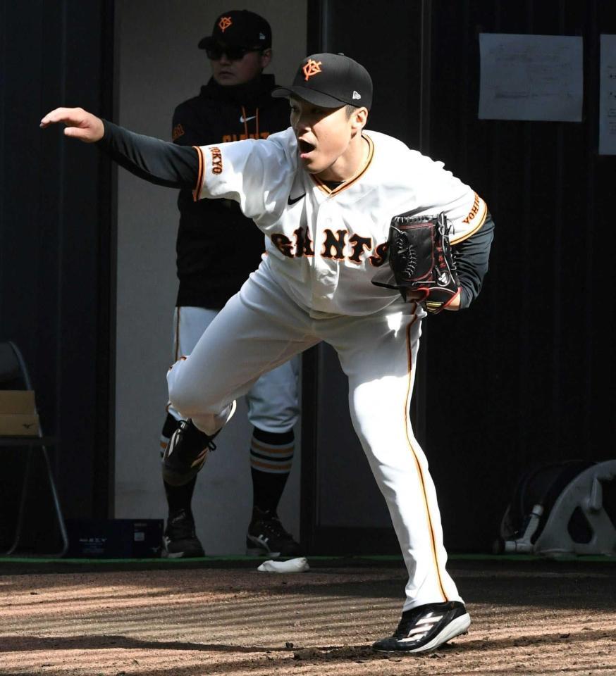 一番乗りでブルペン入りした則本（撮影・佐藤厚）