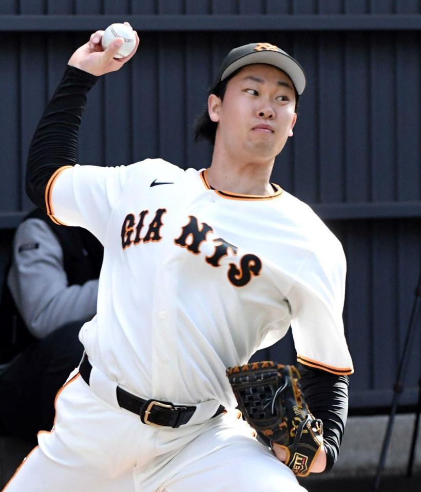 ブルペンで投球する山崎（撮影・佐藤厚）