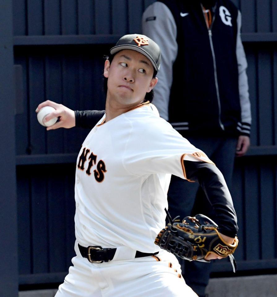 ブルペンでフォークボールを投じる山崎（撮影・佐藤厚）