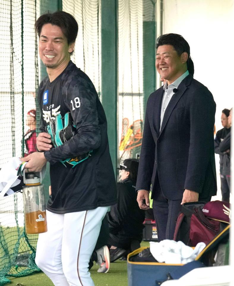 　ブルペンでの投球練習を終え、キャンプに訪れた松坂氏（奥）に声をかけられる前田健