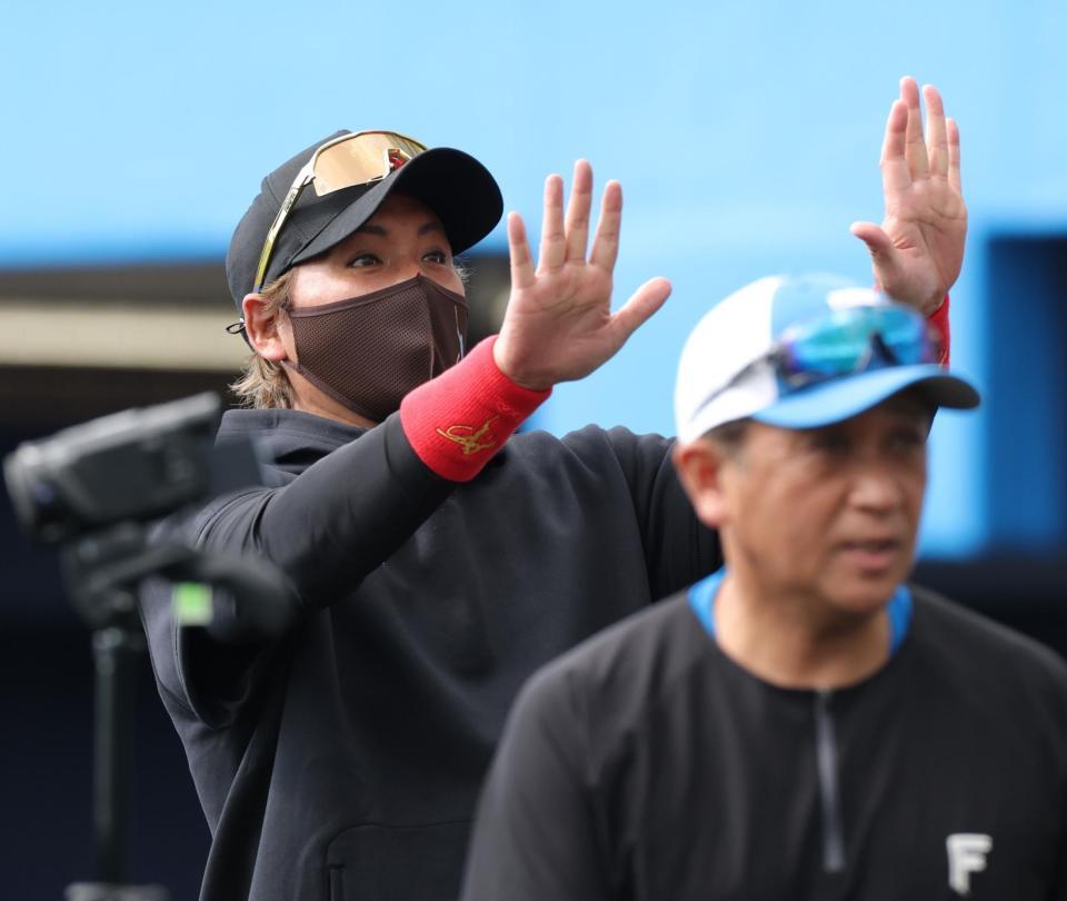 スタンドに手を振る新庄監督（撮影・西岡正）