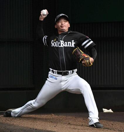 　ブルペンで投げ込む東浜（撮影・佐藤厚）