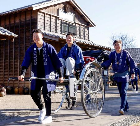 　休養日に人力車に乗るロッテ・石垣元