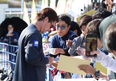 サインをする前田健（撮影・佐々木彰尚）