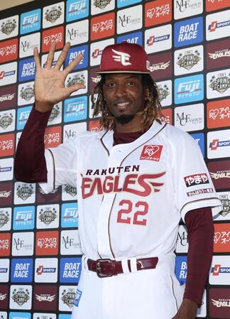 手を振るウレーニャ（撮影・佐々木彰尚）