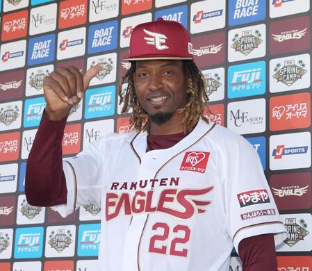 ポーズを決めるウレーニャ（撮影・佐々木彰尚）