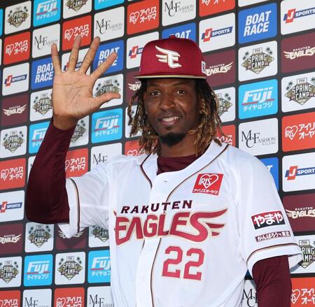 ポーズを決めるウレーニャ（撮影・佐々木彰尚）