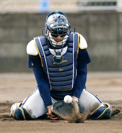 守備練習する若月