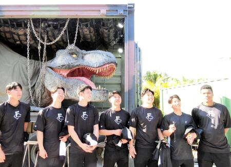 　ジャングリア沖縄のアトラクションを楽しむドラフト１位・大川（左から２人目）ら新人７選手