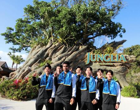 　ジャングリア沖縄を訪れ、記念撮影でポーズをとる（前列右から）ドラフト３位・大塚、同１位・大川、同２位・エドポロら新人７選手