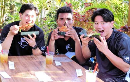 　ジャングリア沖縄を訪れ、軽食を食べる（右から）ドラフト３位・大塚、同２位・エドポロ、同育成１位・常谷