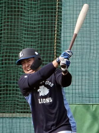 　打撃練習する西武・渡部＝南郷