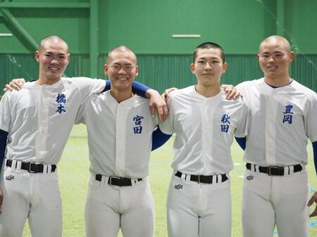 投手四本柱の（右から）豊岡、秋田、宮田、橋本