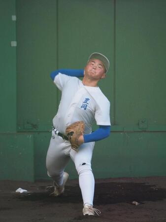 ブルペン投球する豊岡