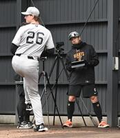 ウィットリー（左）の投球を観察する大勢（撮影・佐藤厚）