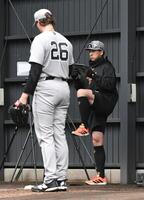 ウィットリー（左）の投球を観察する大勢（撮影・佐藤厚）