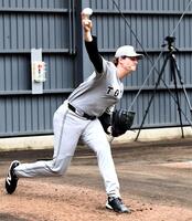 今キャンプで初めてブルペン入りしたウィットリー（撮影・佐藤厚）