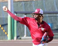 キャッチボールをするウレーニャ（撮影・佐々木彰尚）