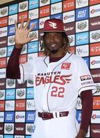 手を振るウレーニャ（撮影・佐々木彰尚）