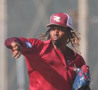 髪をなびかせキャッチボールをするウレーニャ（撮影・佐々木彰尚）