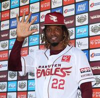 ポーズを決めるウレーニャ（撮影・佐々木彰尚）