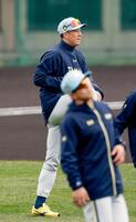 　ウオーミングアップする杉本（奥）