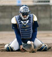 守備練習する若月