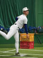 ブルペン投球する橋本