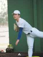 ブルペン投球する秋田