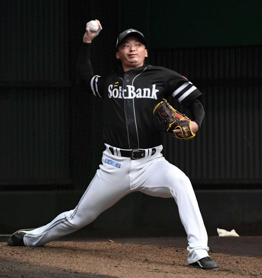 　ブルペンで投げ込む東浜（撮影・佐藤厚）