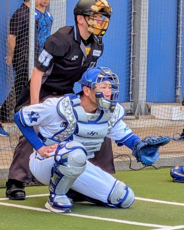 　山崎の球を受ける相川監督