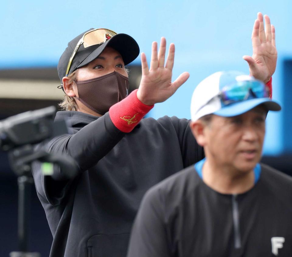 　スタンドに手を振る新庄監督（撮影・西岡正）