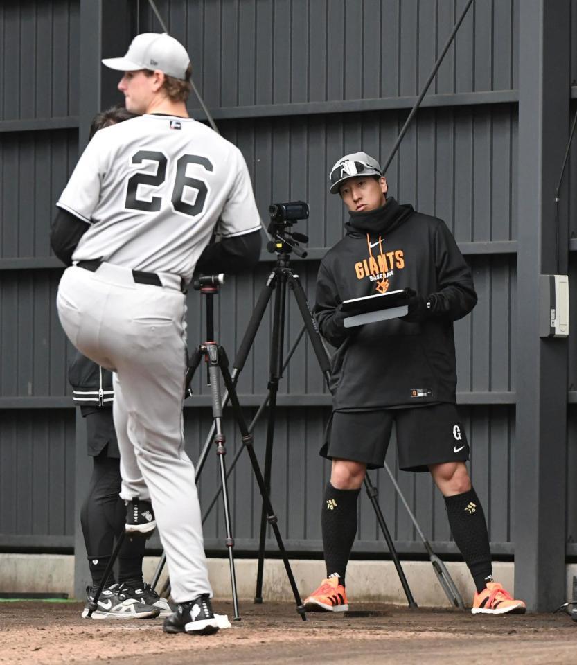ウィットリー（左）の投球を観察する大勢（撮影・佐藤厚）