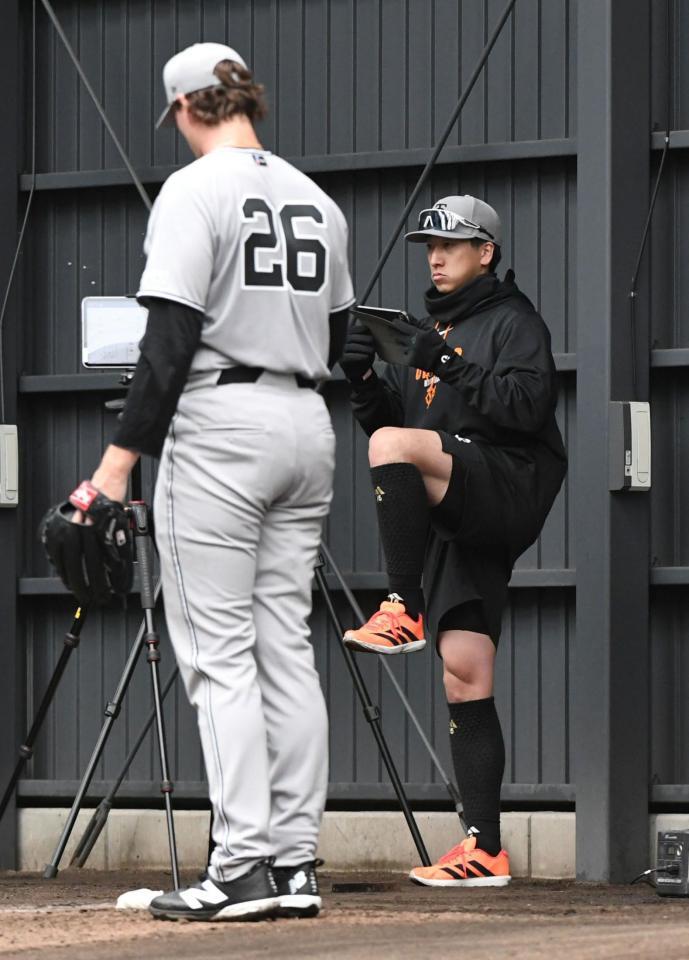 ウィットリー（左）の投球を観察する大勢（撮影・佐藤厚）