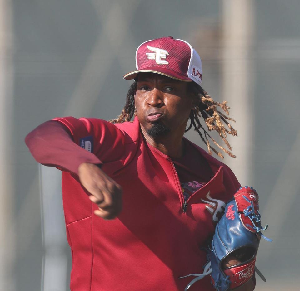 髪をなびかせキャッチボールをするウレーニャ（撮影・佐々木彰尚）