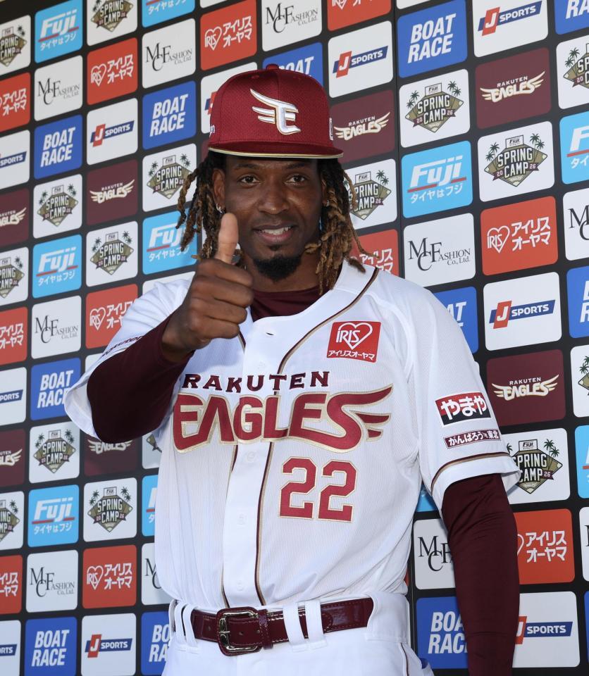 ポーズを決めるウレーニャ（撮影・佐々木彰尚）