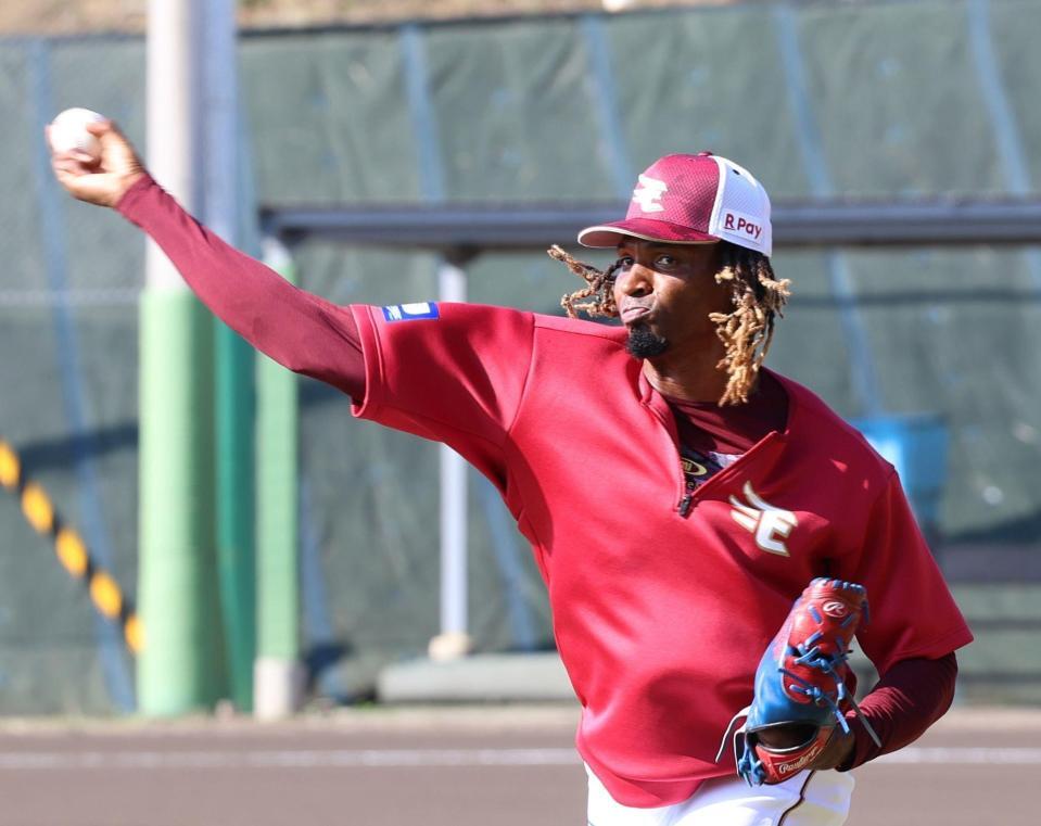 キャッチボールをするウレーニャ（撮影・佐々木彰尚）