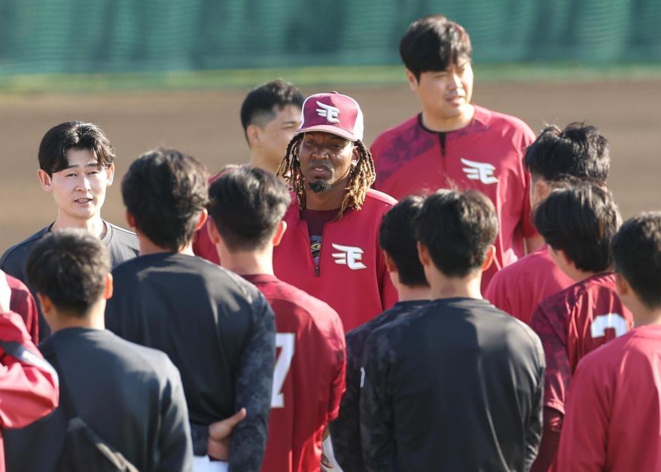 ナインにあいさつをするウレーニャ（撮影・佐々木彰尚）