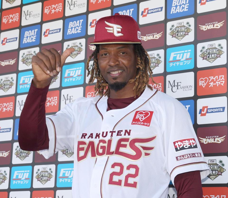 ポーズを決めるウレーニャ（撮影・佐々木彰尚）