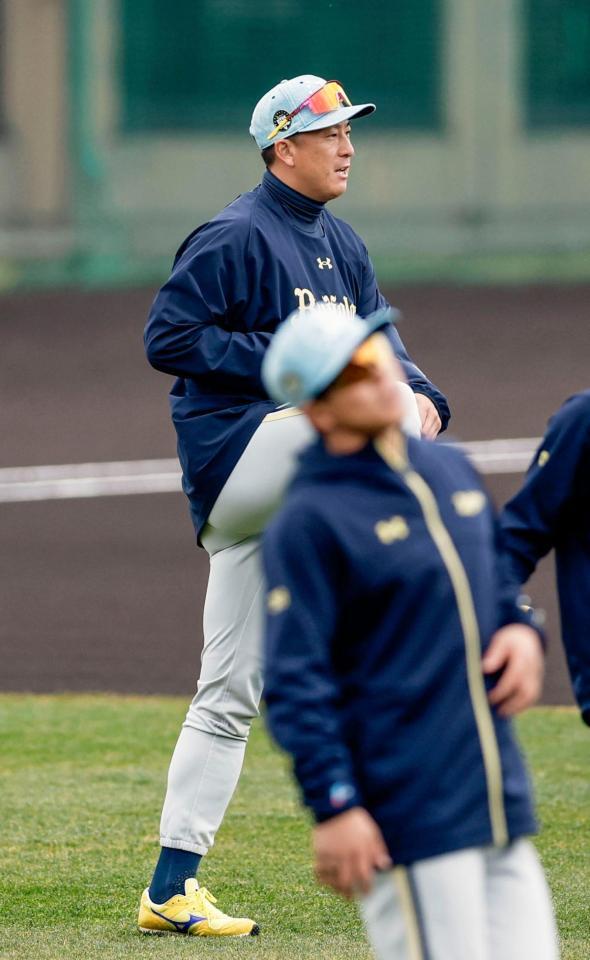 　ウオーミングアップする杉本（奥）