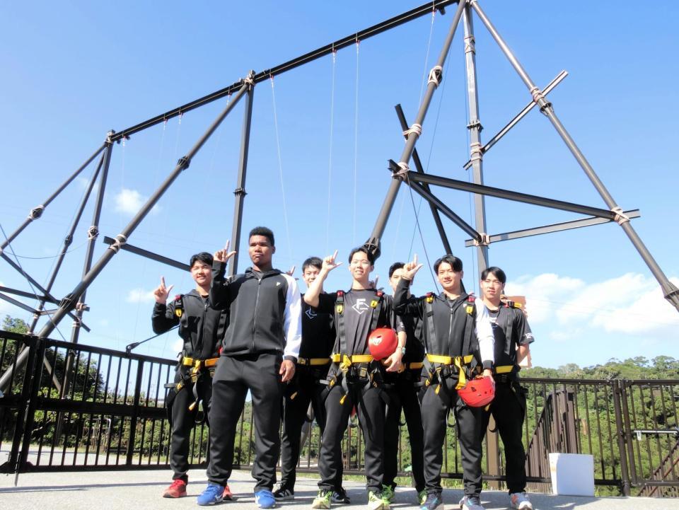 　巨大ブランコのアトラクションの前でポーズをとる（前列左から）ドラフト２位・エドポロ、同１位・大川、同３位・大塚ら新人７選手